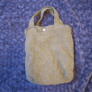 Grön/Mörkgul Väska - Jag säljer en dödscool väska som var väldigt trendig i 90 talet, om du hade på dig den skulle din mamma eller mormor få flashbacks. Använd max 1-3 ggr, väldigt bra skick!