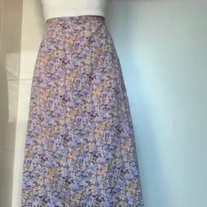 Blommig kjol med slits på båda sidor🌸