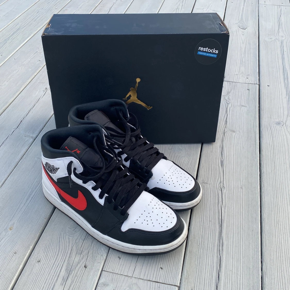 Air Jordan 1 MID Black/Chile red