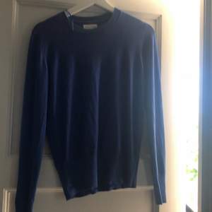 En blå tröja som jag säljer för den inte komme till användning längre ❤️          nypris: 349 pris kan diskuteras 