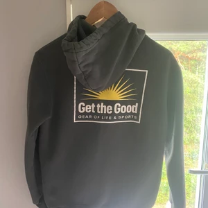 Hoodie  - Skit cool grön hoodie från H&M med tryck på ryggen och  bröstet. Storlek XS☀️