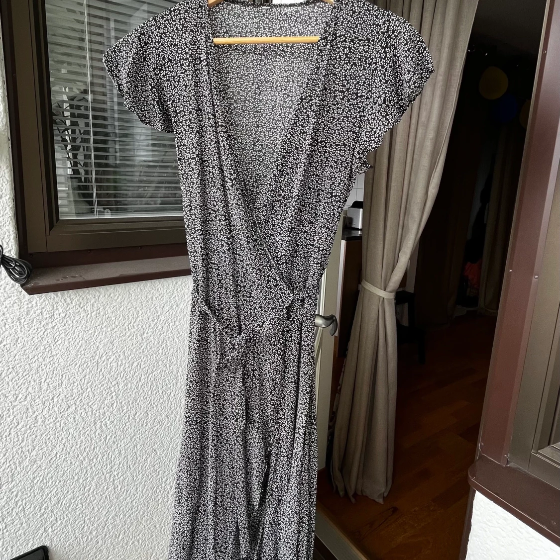 Småblommig omlottklänning