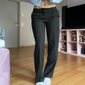 Nakd - Säljer dessa helt slutsålda lågmidjade kostymbyxorna från amalie star x NA-KD. Strl 38 men hade suttit snyggt på en 36a också🤎