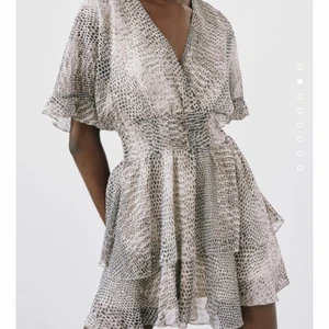 Zara klänning - INTRESSEKOLL på denna super snygga klänningen från zara! Den är slut i storlek S, har endast testat den och alla lapparna är kvar❤️❤️skriv privat för mer bilder och kom med bud❤️