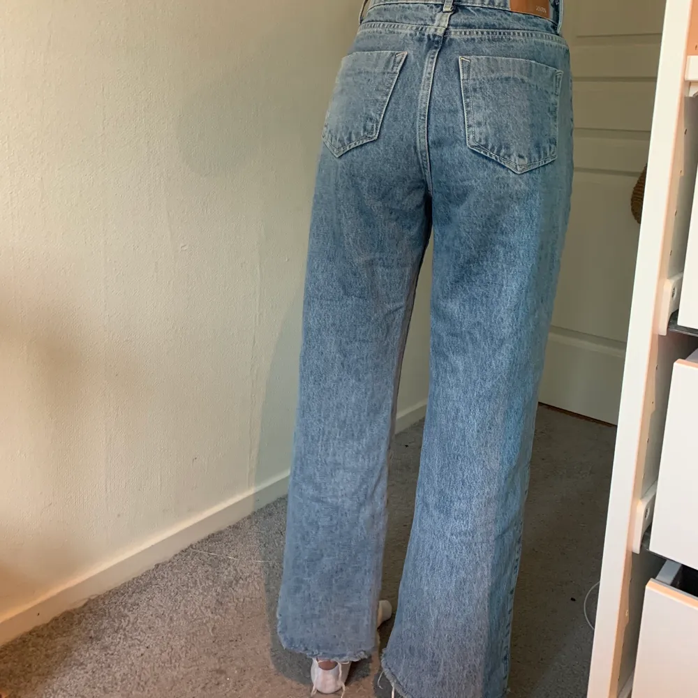 säljer perfekta jeans i storlek 34 då de i min smak är lite för korta (är 165cm)!. Jeans & Byxor.