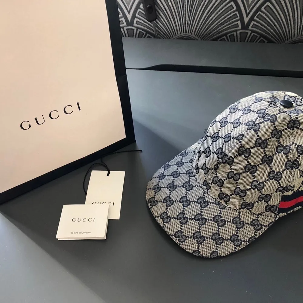 Säljer Gucci keps i fint skick med dust bag och påse skriv vid intresse. Asusteet.
