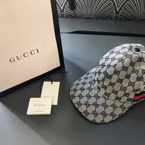 Gucci keps - Säljer Gucci keps i fint skick med dust bag och påse skriv vid intresse