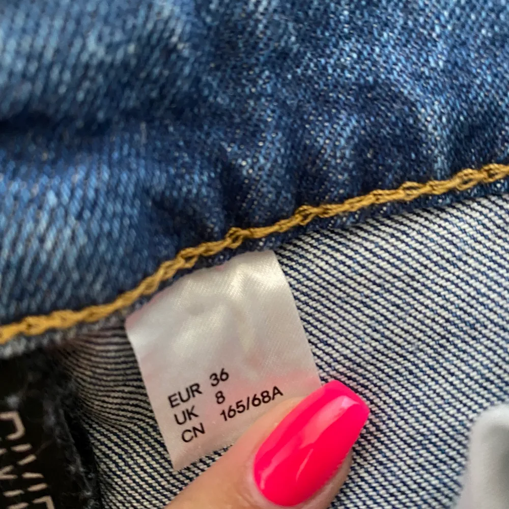 Snygga jeansshorts  i fint skick då de endast är använda nån gång, storlek 36. Köpare står för frakt . Shorts.