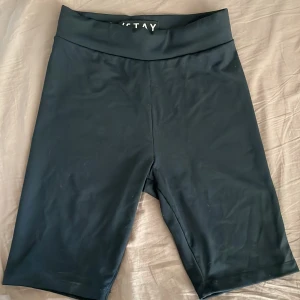 Cykelbyxor  - Ett par marinblå cykelbyxor från stay i stl xs som även passar s. Endast använd 1 gång, skriv för fler bilder😊