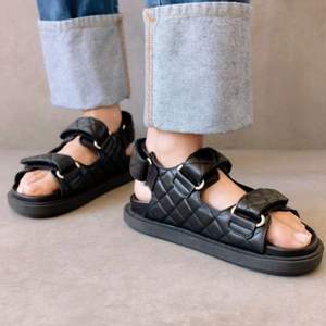 Säljer mina Alohas sandaler i storlek 39. Köpta förra sommaren och sparsamt använda, så de är i bra skick😇 Ny pris ca 1200kr, mitt pris 500kr (kan diskuteras). Köparen står för frakten!