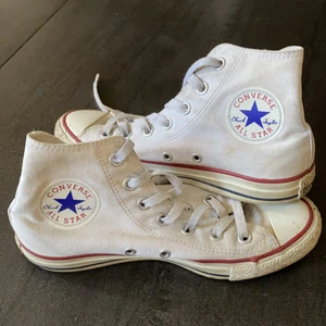 Converse  - Säljer dessa converse för 50 kr i storlek 37,5. Gärna om någon kan komma och hämta upp de men annars står köparen för frakten💕