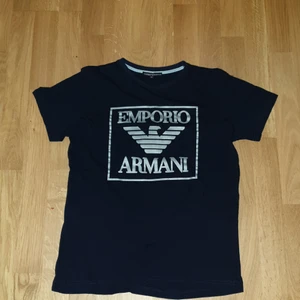 Armani t-shirt storlek M men passar s  - Den är helt ny, köpte för 500