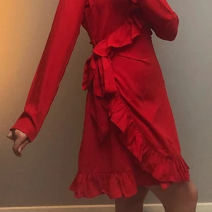 Na-Kd klänning  - Jättefin omlottklänning från Na-Kd som tyvärr inte kommer till användning längre💕