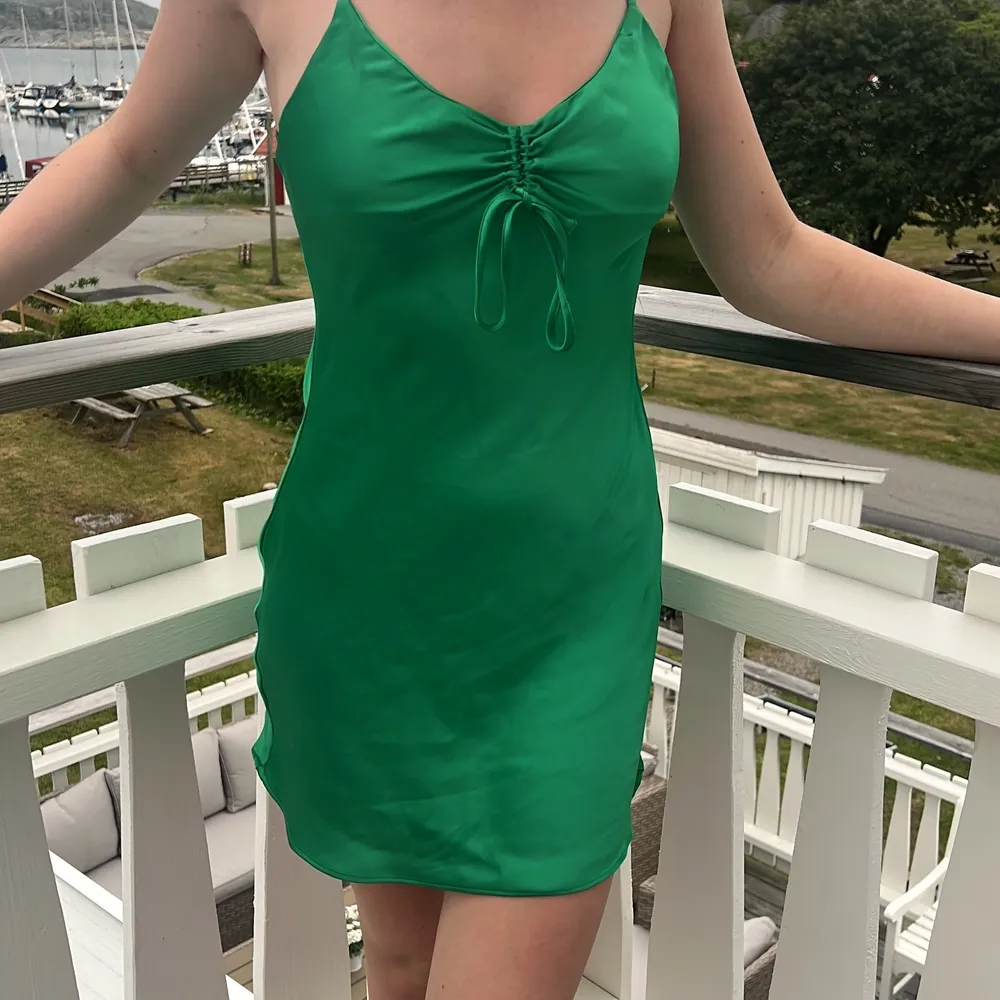Säljer min fina gröna klänning som iprincip är helt ny och har aldrig använts. Kommer tyvärr ej t använding därför säljer jag denna! Färgen är mer lysande än på bilderna då det ser mer grått ut. Köpt på bikbok för 399kr och säljer då den för 250❤️. Klänningar.