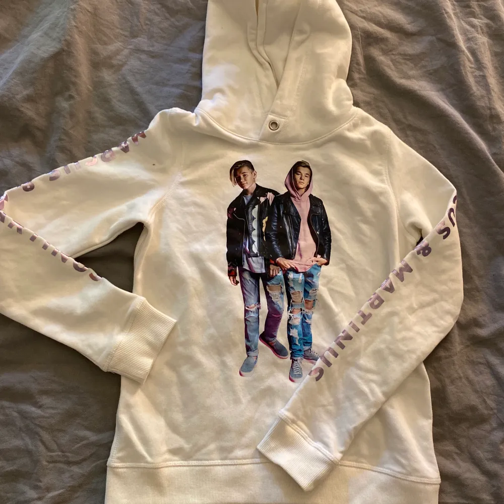 Säljer denna vita Marcus & martinus hoodie, köpt från h&m i storlek 146-152. Den är aldrig använd och säljer pga att den har blivit för liten för mig. Jag säljer för 50kr + 49kr frakt! Hör gärna av er vid intresse eller frågor!💕. Tröjor & Koftor.