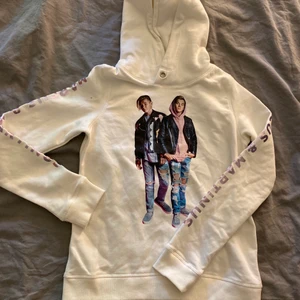 Marcus & martinus hoodie - Säljer denna vita Marcus & martinus hoodie, köpt från h&m i storlek 146-152. Den är aldrig använd och säljer pga att den har blivit för liten för mig. Jag säljer för 50kr + 49kr frakt! Hör gärna av er vid intresse eller frågor!💕