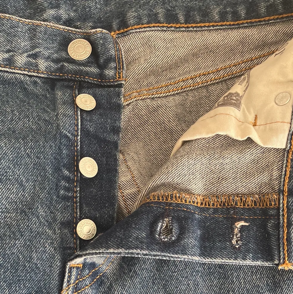 Mörkblåa Levis jeans, aldrig använda. Storlek W29 L30. Säljer på grund av att de var för stora.  Endast provade. Kostar nypris 1200 . Jeans & Byxor.