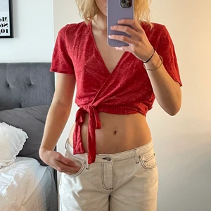 Röd knyttopp / omlott - Supersöt top från zara. Går att knyta på olika vis. Köpare står för frakt