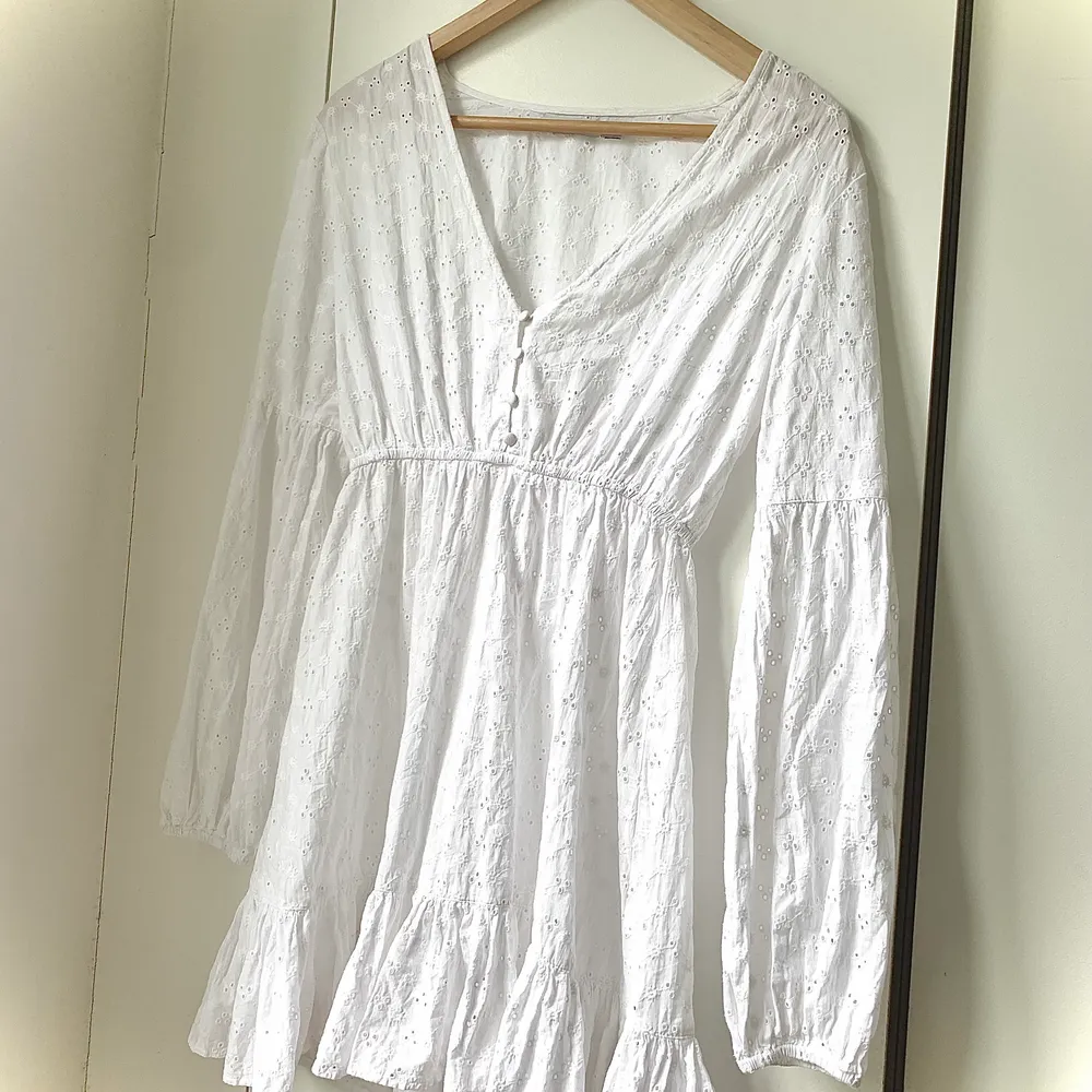 En vit fin klänning från nakd, som jag tyvärr beställde i fel storlek. Superbra kvalité och endast testad en gång. Köpare står för frakt 🥰. Klänningar.