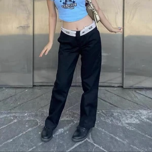 S - Säljer dessa fina byxor helt oanvända. För egna bilder hör gärna av dig.