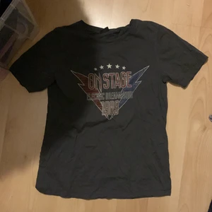 Tshirt med tryck - Grå tshirt med tryck från GinaTticot.