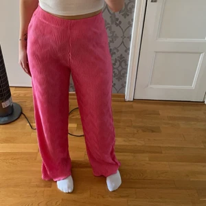 Rosa byxor - Rosa plisserade byxor, 200 kr inkl frakf