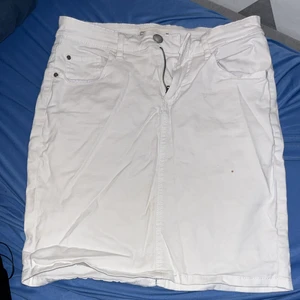 Vit jeanskjol - Behöver strykas som man ser på bilderna, men annars sitter den jätte fint! Passar även S och L då den är väldigt stretchig!