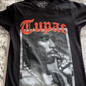 2pac T shirt i helt nytt skick, iprincip använd 2 gånger pga för liten för mig tyvärr. 