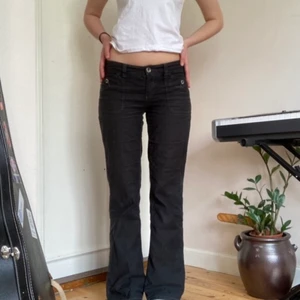 lågmidjade svarta flared byxor  - dom absolut perfekta lågmidja flared byxorna! insydda så att dom sitter på bilden så jag vet inte den exakta storleken men skulle säga att det är ungefär 28 eller S-M!  skickar gärna mått :) gör gärna paketpris :)