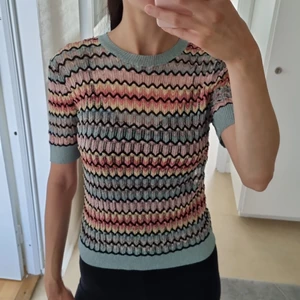 Dilivin knit - Jättefin färgglad virkad t-shirt. Den sitter inte tight men lägger sig fint på ens kropp. 100 kr plus 39 frakt.