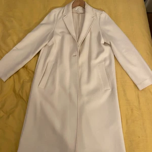 H&M beige kappa storlek S - En fin beige trench jacka från H&M i bra skick. Har haft på mig några gånger passar väldigt bra vardagligt. Kan har på sig på dag och kväll.  Bra kvalitet, tjock material