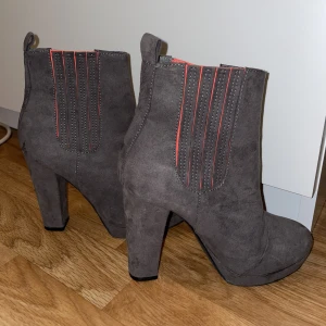 Boots  - Storlek 36  Bra skick!  Gråa