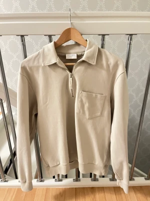 A days march half zip - A days march zip tröja i storlek L. Skulle även säga att den passar M.  Köpt våren 2021 men är nästintill identisk med deras nuvarande ”Cabot Half-Zip Polo Sweater”. Använd ~5 ggr på grund av att jag växte ur den.  Nypris runt 1200kr