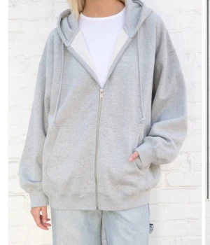 Zip Hoodie från Brandy Melville  - Nu säljer jag min snygga Brandy Melville by säljer jag min zip Hoodie som jag tyvärr inte har användt så mycket! Skicka om ni vill ha fler bilder så löser jag det!  