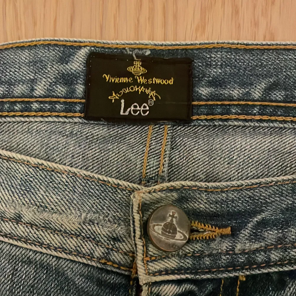Ett par gamla jeans som aldrig kommit till användning, jätte coolt tryck bakom. Storleken är W32 L32. Dom är lågmidjade straight.. Jeans & Byxor.