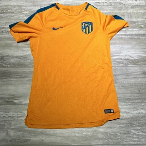 Atletico Madrid tröja  - Detta är en Atletico Madrid träningströja från säsong 2016/2017. Blivit förliten för mig och knappt hunnit använda den.