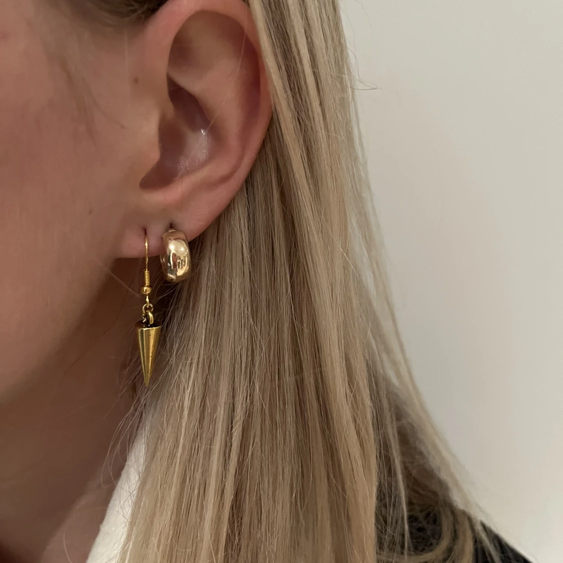 Guldörhängen med nitar