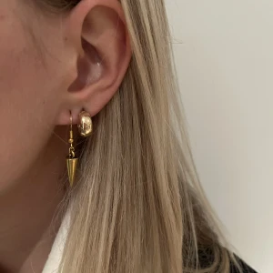 Guldörhängen med nitar - Vi säljer dessa sjukt balla örhängen liknade Maria Nilsdotter för bara 79kr +frakt (13kr🙏🏻) Passar bra till skolan, finare middag eller bara till vardagligt bruk💞finns i silver också!!! Beställning görs via instagram🙏🏻