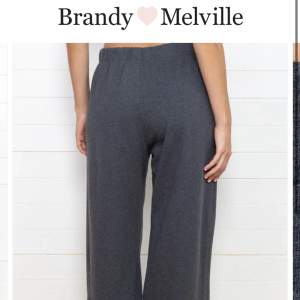 Helt nya mörkgrå mjukisbyxor från Brandy Melville, köpta för några dagar sen i New York för 380 kronor! Så sköna, har endast provat 😊(säljer då de är lite korta på mig)