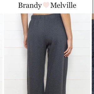 Brandy Melville mjukisbyxor - Helt nya mörkgrå mjukisbyxor från Brandy Melville, köpta för några dagar sen i New York för 380 kronor! Så sköna, har endast provat 😊(säljer då de är lite korta på mig)