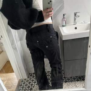 Jättesnygga svarta lågmidjade bootcut jeans. Passar till allt och aldrig använda😋