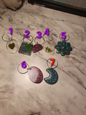 Nyckel ringar med glitter - Nyckel ringar med olika färger och växtarter. Säljer alla var för sig så om man är intresserad skriv vilken ni vill ha t.e.x nyckelring 2.❄☃️😇