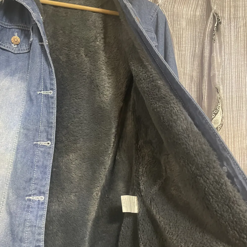 En jätte fin jeans jacka som inte går till användning darför säljer jag den. storlek s, inuti jackan fina det en jätte skön material som värmer kroppen. Även med päls på luvan.❤️💓. Tröjor & Koftor.