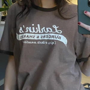 Brun T-shirt  - As söt med tryck🥰 från H&M