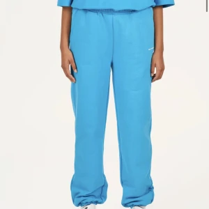 Nicki studios mjukisbyxor  - Säljer dessa byxor från Nicki Studios i storlek M. Säljer pågrund av att jag beställde fel. Aldrig använda inte ens upptagna ut påsen. Nypris är 1000 men som sagt aldrig använda eller urtagna ur påsen. 