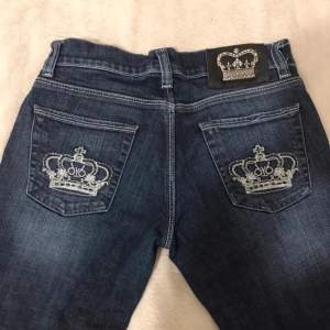 Ett par jättefina mörkblå Victoria Beckham jeans. Low waist💗💗💗💗