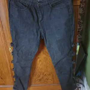 Grå svarta jeans med spännen längs sidorna. (Fraktpris kan skilja då jag postar med frimärken) ♡