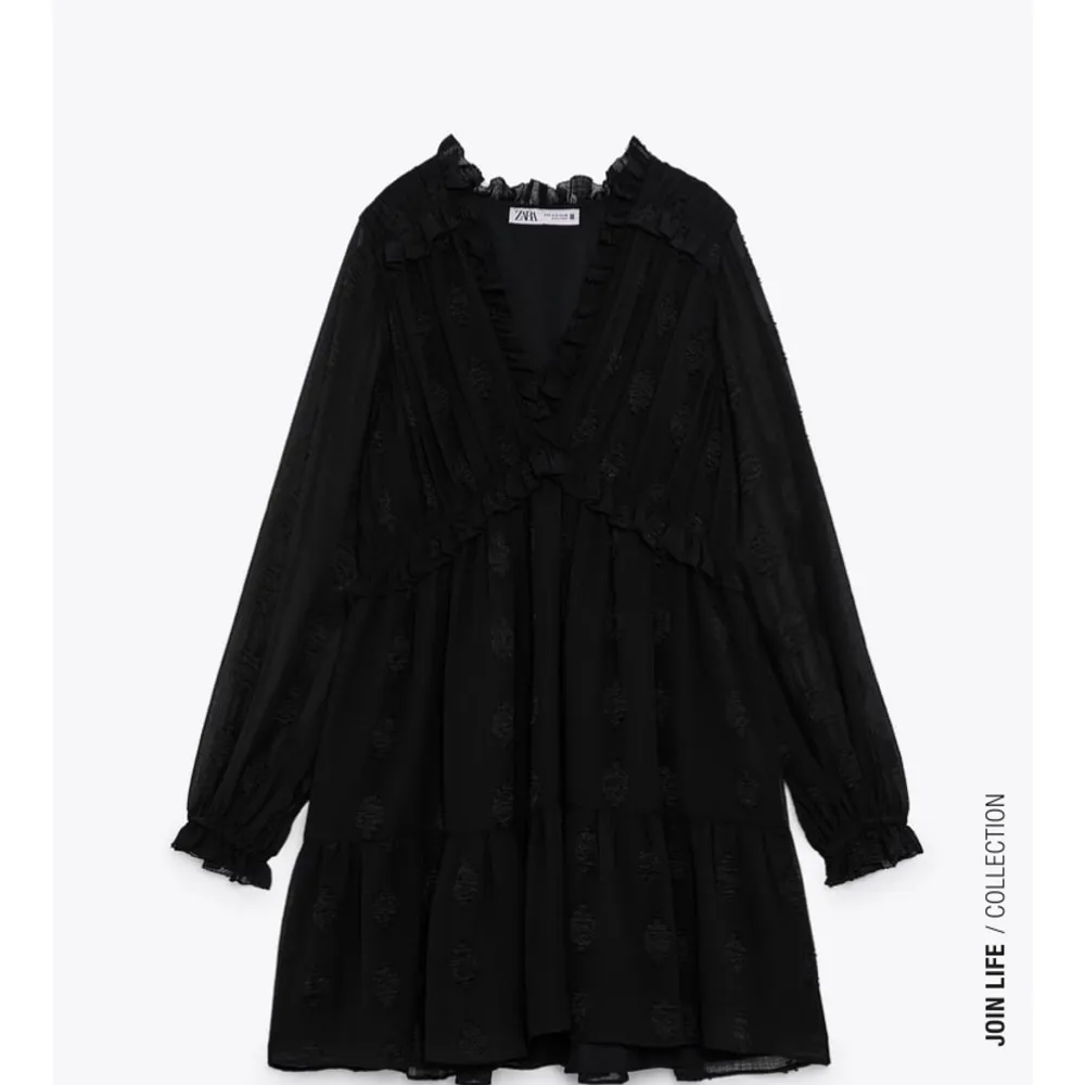 Säljer denna svarta klänning från zara i storlek M. Endast använts ett fåtal gånger och är fortfarande i mycket bra skick! (första två bilderna är inte samma som klänningen på tredje bilden men liknande då jag inte hittar orginalbilderna från zara)💕. Klänningar.