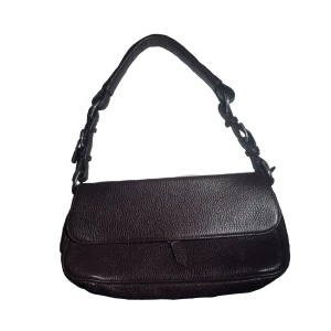 Brun avlång handväskan  - Brun avlång väska, kan ta mått om de behövs. Aldrig använd, köpt för 150 säljer för 120kr + frakt (49) 