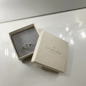 Säljer denna superfina ring från Lily and rose i modellen Miranda Silk. Tyvärr så kommer den inte till användning längre💕 köparen står för frakten!